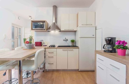 Kukci Apartment | Holiday apartment with pool and air conditioning