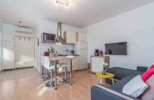 Kukci Apartment | Holiday apartment with pool and air conditioning