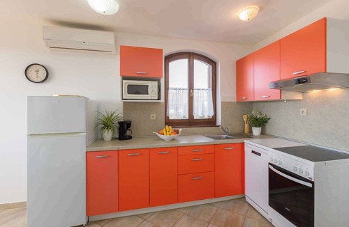 Mali Maj Apartment | Holiday apartment with sea view and pool