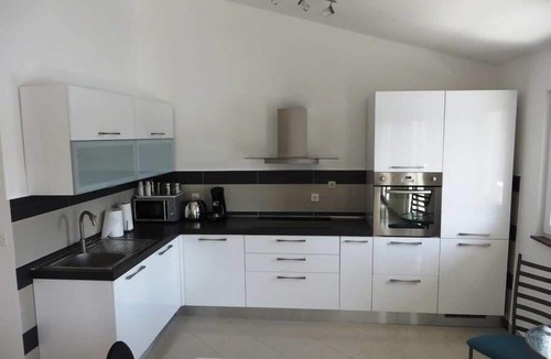 Obrovac House | Holiday flat only 20m from the sea