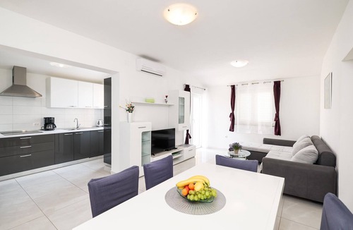 Maslenica House | Holiday Home in Jasenice near the Sea