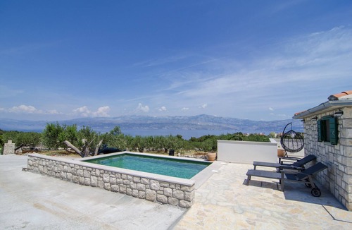 Splitska House | Holiday Home Bliss - Holiday Home with Outdoor Pool and Sea View (ST)