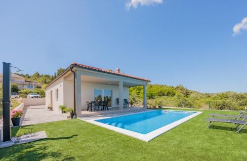 Ljubac House | Holiday Home Bonato with pool