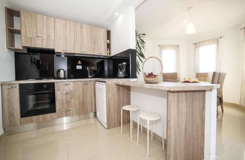 Kastel Stari House | Holiday Home Chester with Pool