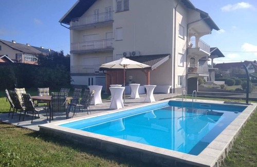 Dugo Selo House | Holiday Home Dugo Selo M&A - Five Bedroom Holiday Home with Terrace