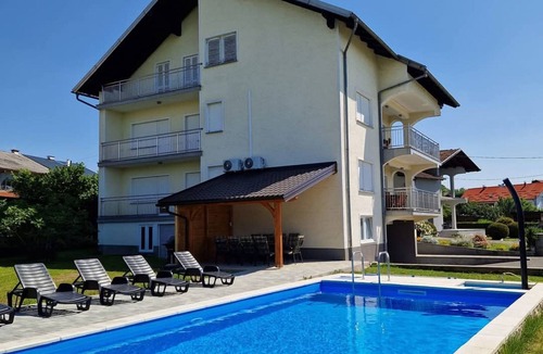 Dugo Selo House | Holiday Home Dugo Selo M&A - Five Bedroom Holiday Home with Terrace