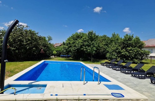Dugo Selo House | Holiday Home Dugo Selo M&A - Five Bedroom Holiday Home with Terrace