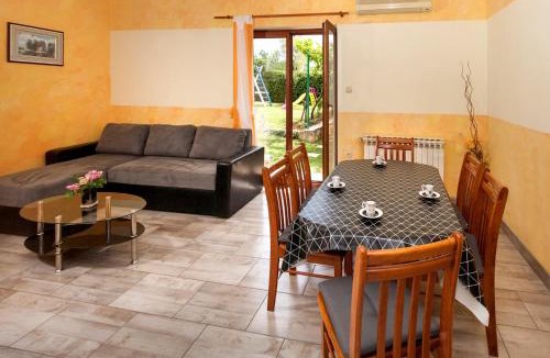 Modrusani House | Holiday home Ecio , s velikim vrtom, potpuno ograđena,