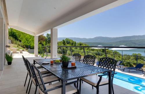 Garjak House | Holiday Home Escape on lake by Interhome