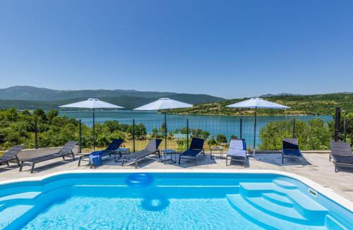 Garjak House | Holiday Home Escape on lake by Interhome