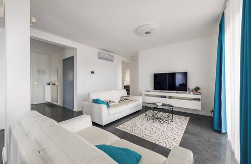 Veliko Brdo Villa | Holiday Home Ferias in Makarska for 6 - Private Pool, Parking, BBQ & Fast Wi-Fi