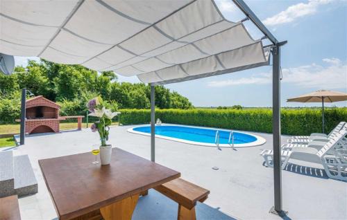 Murvica House | Holiday Home Flora with pool