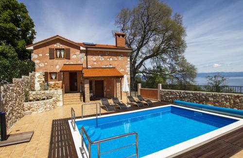 Brsec House | Holiday Home Geräumiges Ferienhaus in Brseč mit Privatem Pool by Interhome