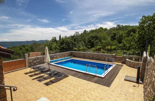 Brsec House | Holiday Home Geräumiges Ferienhaus in Brseč mit Privatem Pool by Interhome