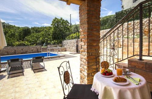 Brsec House | Holiday Home Geräumiges Ferienhaus in Brseč mit Privatem Pool by Interhome