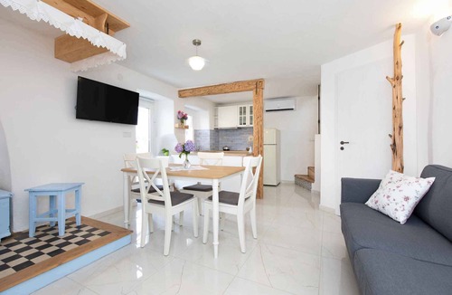 Milohnici House | Holiday home in a rural setting, rustic style with air conditioning and wifi
