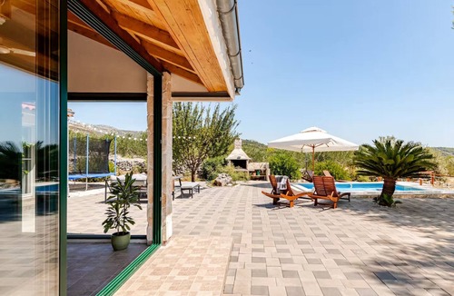 Marina Ski Chalet | Holiday home in a small village - sourrounded by olives and nature