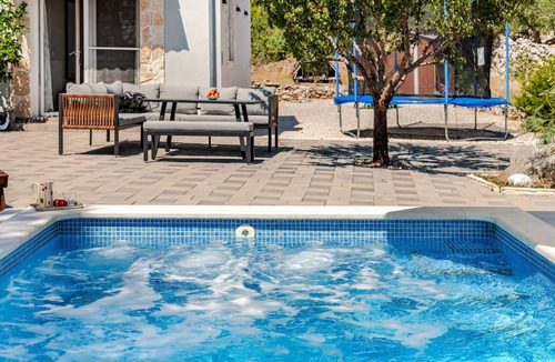 Marina Ski Chalet | Holiday home in a small village - sourrounded by olives and nature