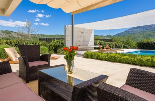 Dugopolje House | Holiday Home in Dugopolje mit Beheiztem Pool by Interhome