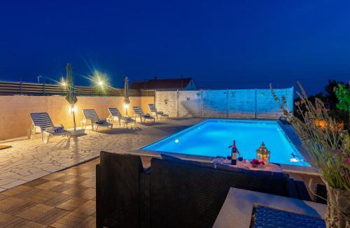 Lisicici House | Holiday Home in Lisicic with Pool
