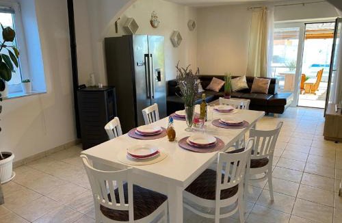Lisicici House | Holiday Home in Lisicic with Pool