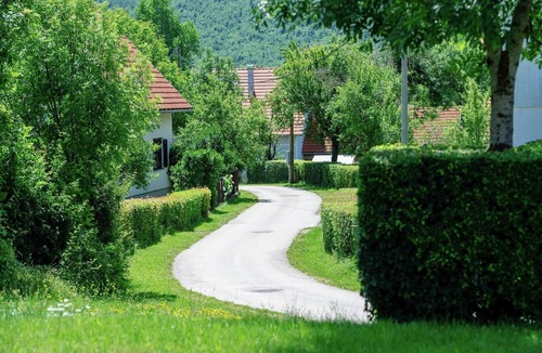 Lovinac House | Holiday Home in Lovinac near Plitvice Lakes