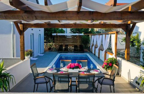 Maslenica House | Holiday Home in Maslenica with Sea View
