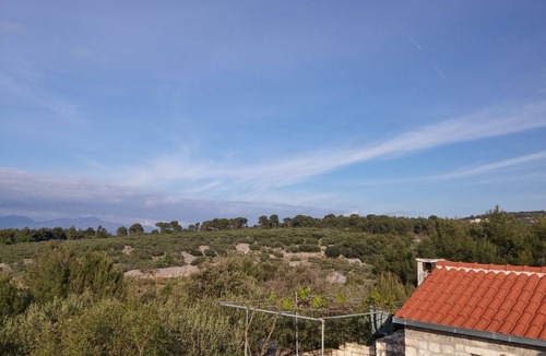 Mirce House | Holiday Home in Mirca with terrace