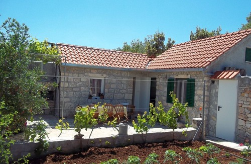 Mirce House | Holiday Home in Mirca with terrace