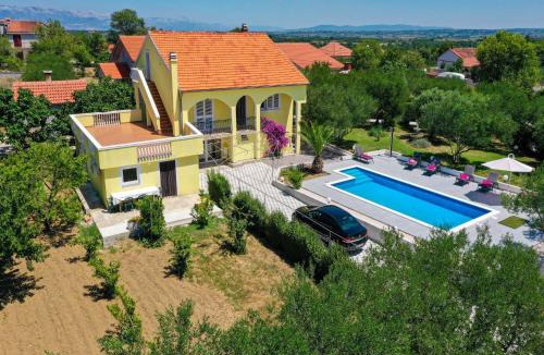 Lovinac House | Holiday Home in Policnik with Private Pool