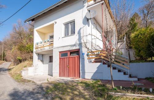 Breznik Plesivicki House | Holiday Home in Prilipje with Terrace