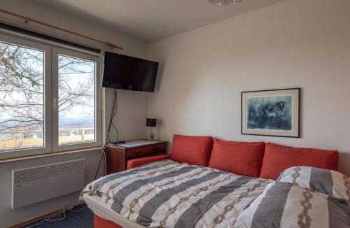Breznik Plesivicki House | Holiday Home in Prilipje with Terrace