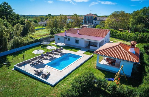 Prodol House | Holiday Home in Prodol with Private Pool