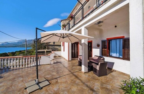 Rovanjska House | Holiday Home in Rovanjska with Sea Views