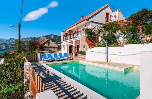 Rovanjska House | Holiday Home in Rovanjska with Sea Views