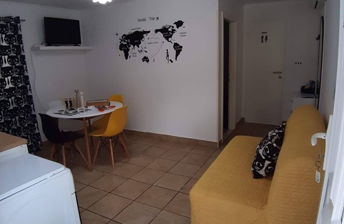 Banici House | Holiday Home Magazin- One Bedroom Apartment with Terrace and Sea View