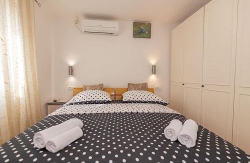 Lovrec House | Holiday Home Manda - private pool in mountain near sea