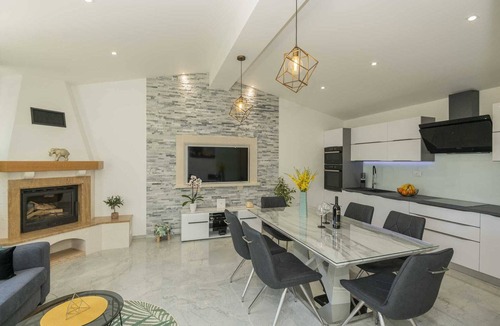 Omis Villa | Holiday Home Maslina – Family House near Omiš, Croatia