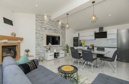 Omis Villa | Holiday Home Maslina – Family House near Omiš, Croatia