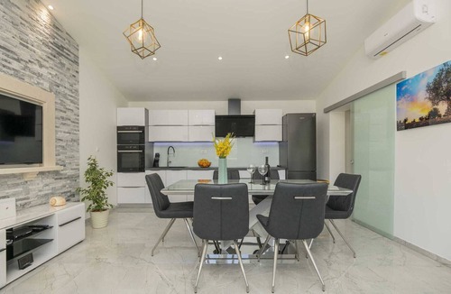Omis Villa | Holiday Home Maslina – Family House near Omiš, Croatia