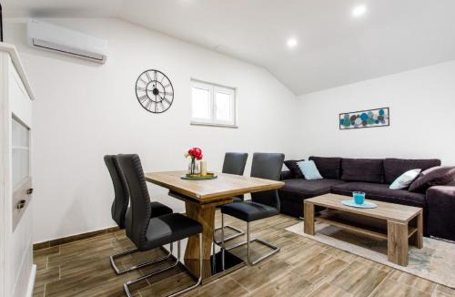 Neoric House | Holiday Home Neoric with Heated Pool