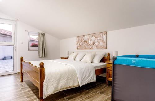 Neoric House | Holiday Home Neoric with Heated Pool