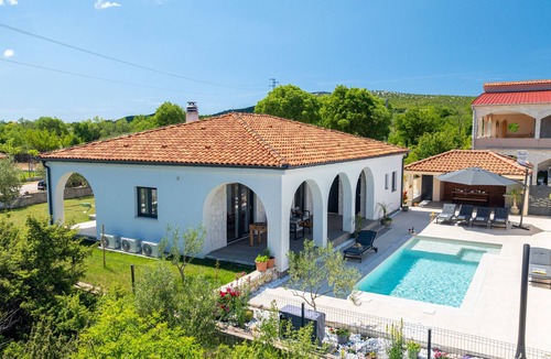 Bila Vlaka House | Holiday Home Olivarum with pool