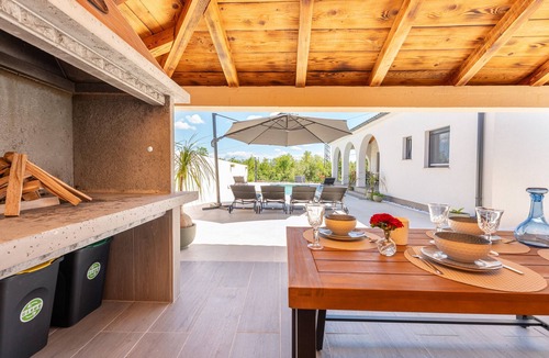 Bila Vlaka House | Holiday Home Olivarum with pool