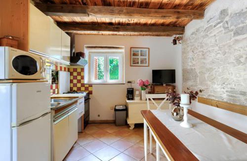 Kastelir House | Holiday Home Pinia I by Interhome