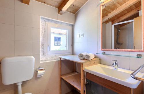 Kastelir House | Holiday Home Pinia I by Interhome
