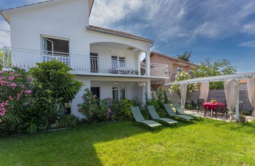 Gornji Karin House | Holiday Home Sanda - Four Bedroom Holiday Home with Terrace