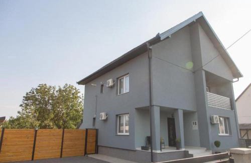 Karanac House | Holiday Home Thesaurum - Four Bedroom Holiday Home with Swimming Pool