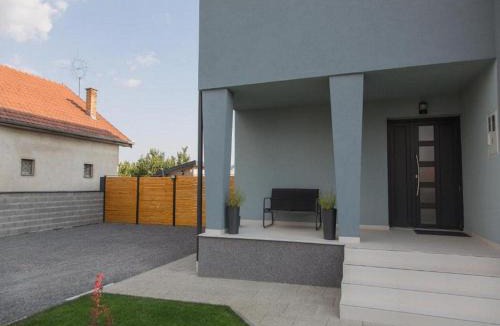 Karanac House | Holiday Home Thesaurum - Four Bedroom Holiday Home with Swimming Pool