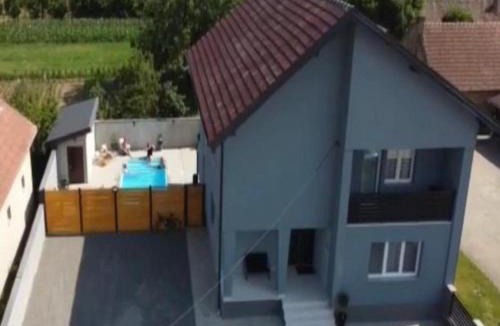 Karanac House | Holiday Home Thesaurum - Four Bedroom Holiday Home with Swimming Pool